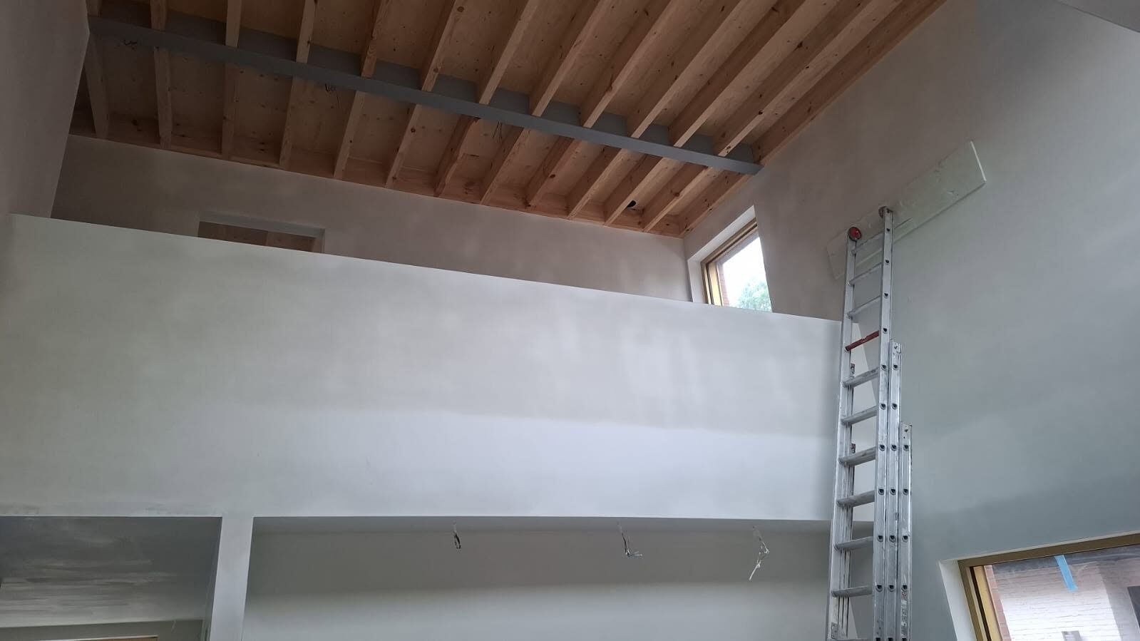 Hellend plafond met dakramen